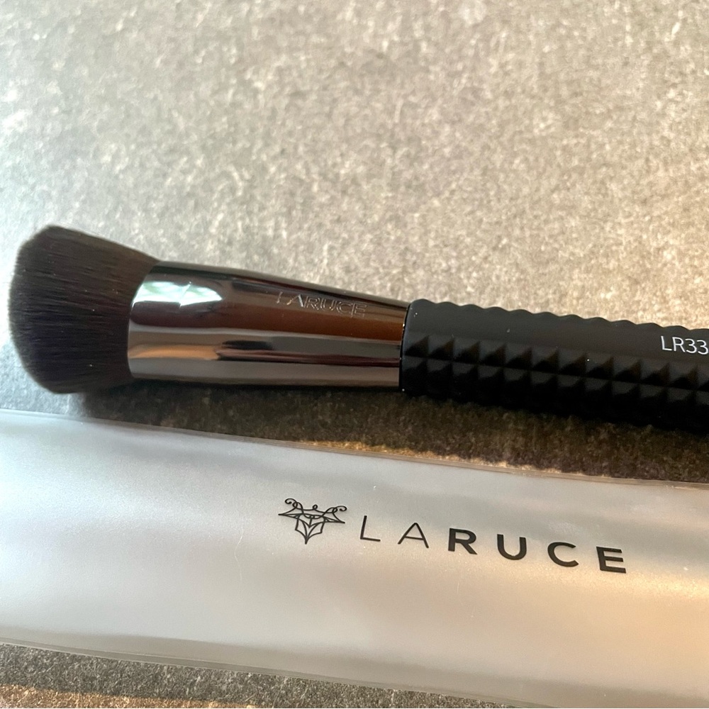 NWT Laruce Angle Contour Brush